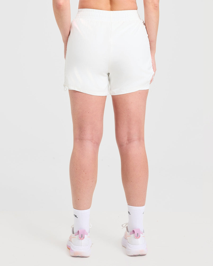 Run Ruched Shorts - Blanc